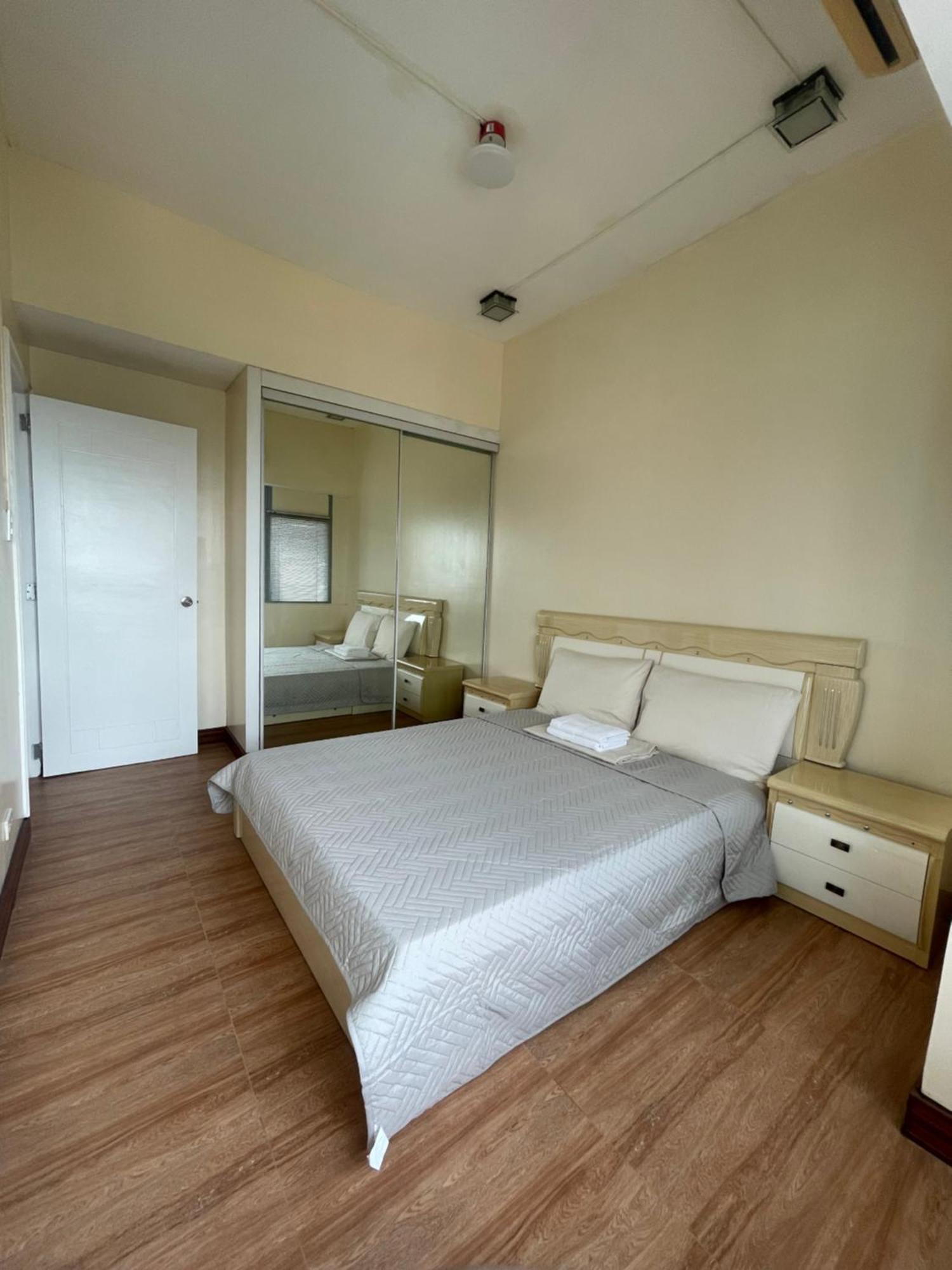 1Br At Pearl Of The Orient Tower In Front Of Us Embassy Apartment Manila Exterior photo
